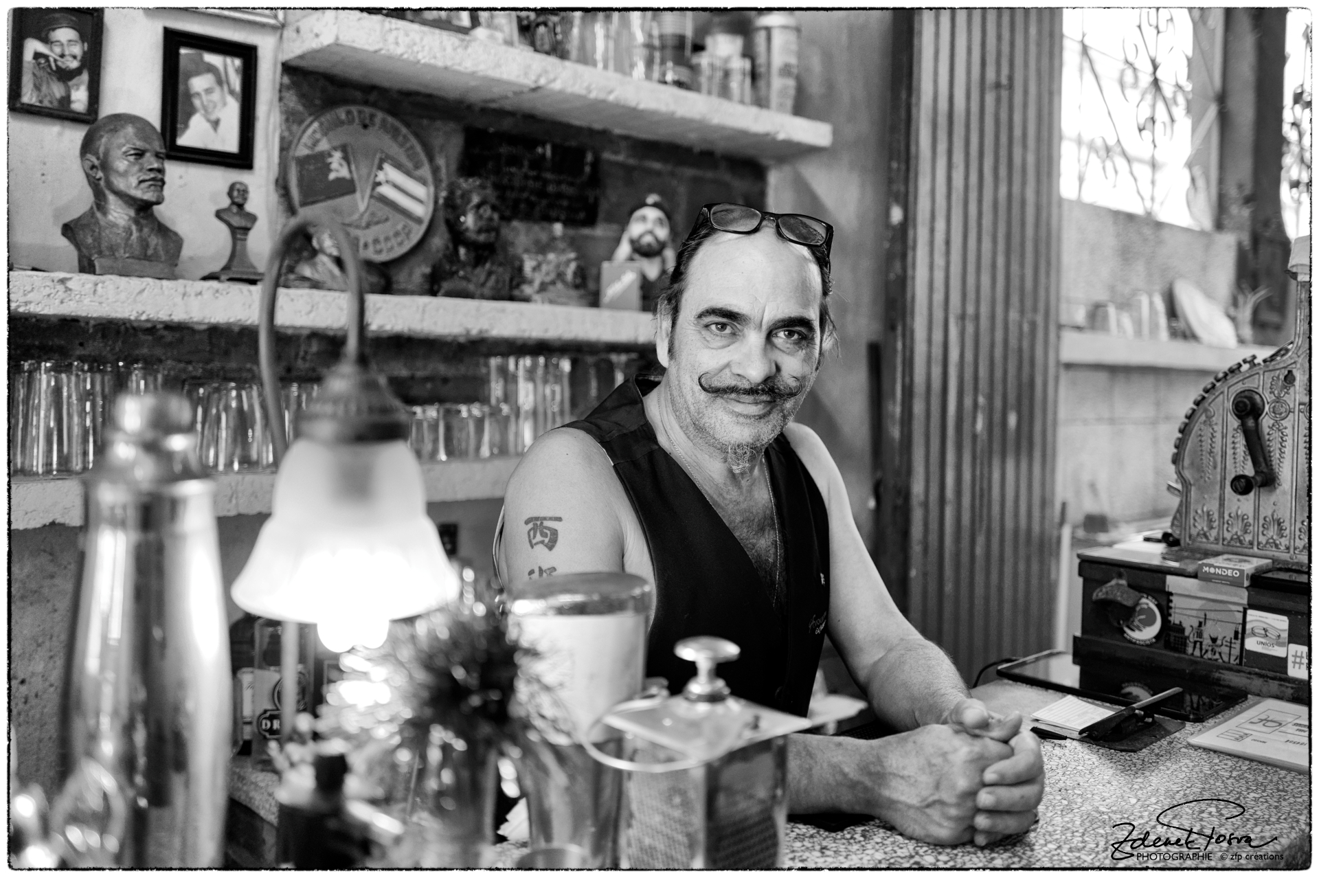 Mariano dans son bar décoré avec des objets en lien avec la révolution cubaine et rassemblés dans le pays, Santa Clara